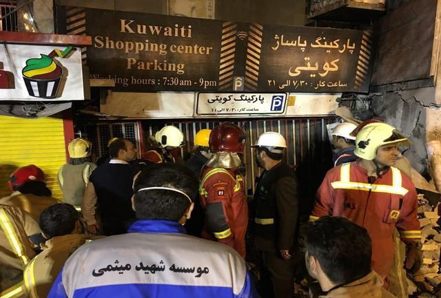 تلاش آتش‌نشانان برای نفوذ به زیر ساختمان پلاسکو پارکینگ ساختمان کویتی‌ها/ عکس