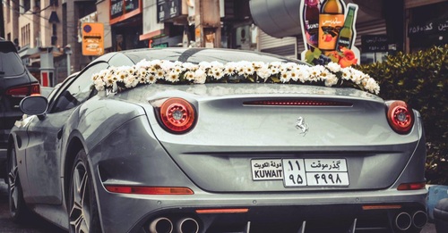 داماد اهوازی برای مراسم عروسی خود، یکی از گران‌ترین خودروهای جهان را به ایران آورد +عکس