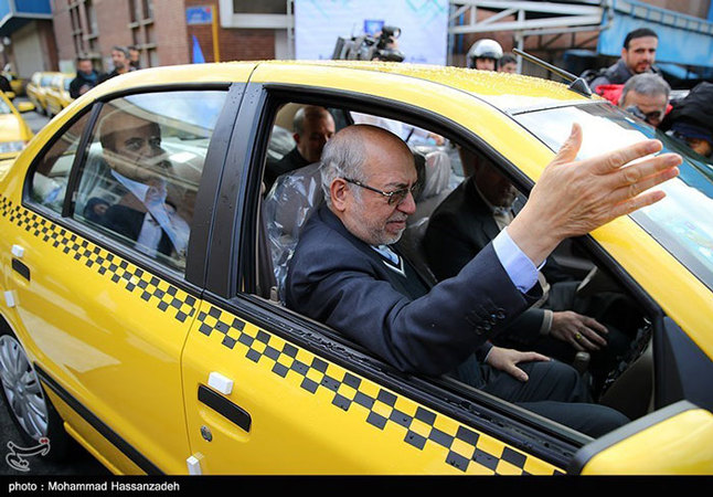 آقای وزیر سوار تاکسی +عکس
