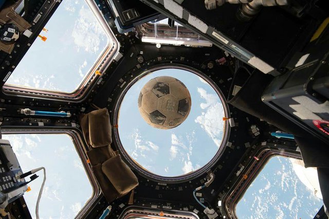 توپ فوتبال در فضا+تصویر