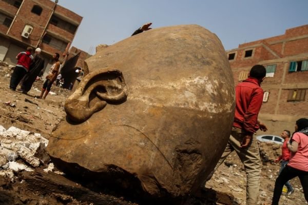 کشف مجسمه ۸ متری فرعون مصر از عمق خیابان های قاهره