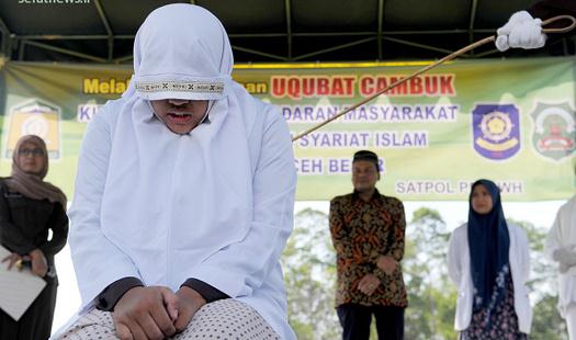 تصاویر/ شلاق زدن سه مرد و یک زن در اندونزی