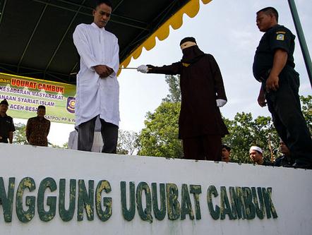 تصاویر/ شلاق زدن سه مرد و یک زن در اندونزی