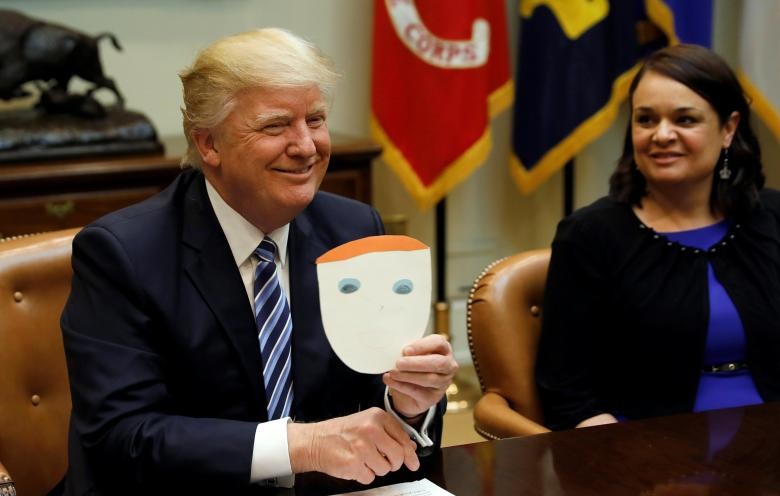 عکس/ نقاشی یک کودک از چهره ترامپ در دست رئیس‌جمهور آمریکا