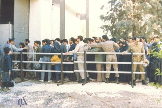 صف ورورد به نمایشگاه کتاب تهران در دهه‌ ۶۰+تصویر