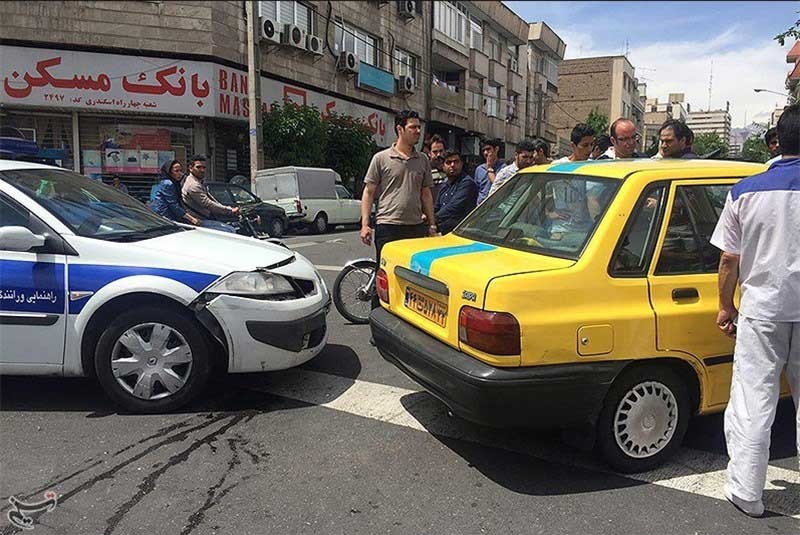 تصاویر/ تصادف شدید تاکسی و خودروی پلیس