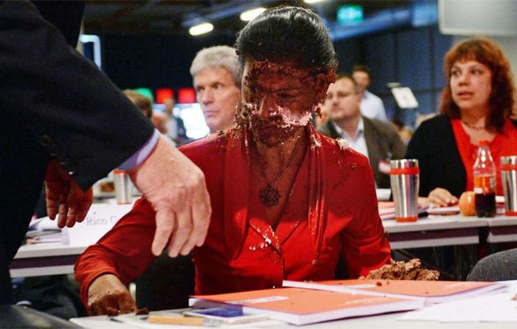 حمله با کیک به نماینده زن پارلمان آلمان +عکس