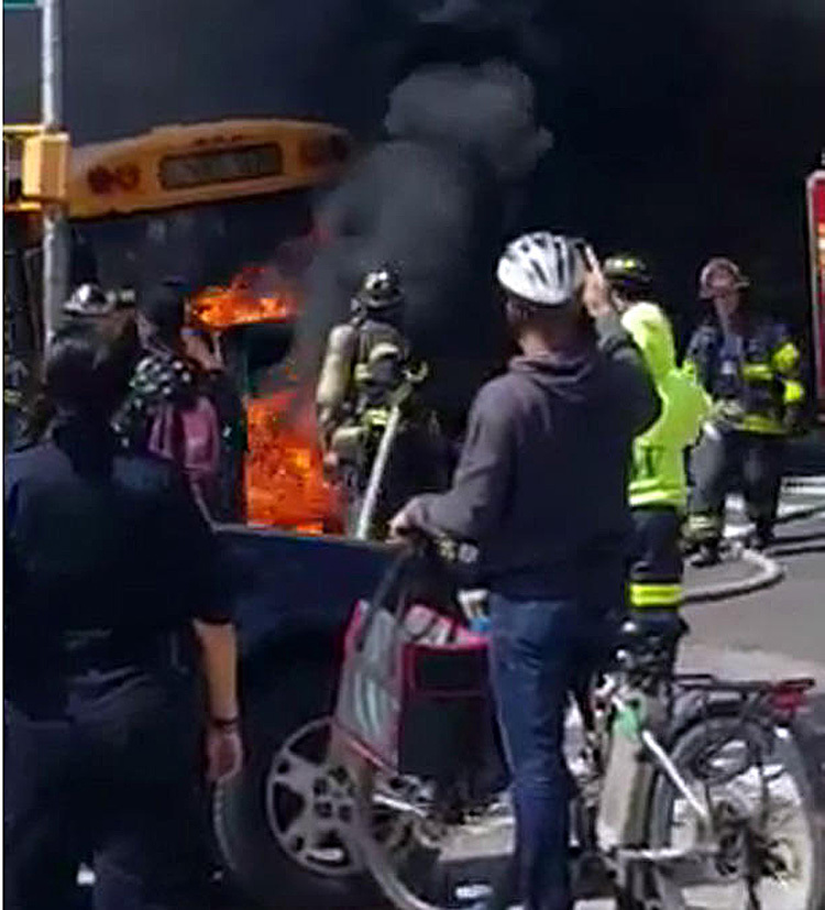 9 کشته در آتش‌سوزی اتوبوس در آمریکا+تصاویر