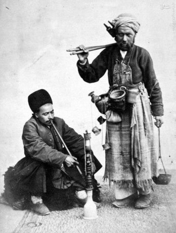 عکس / قلیانی سیار در دوره قاجار