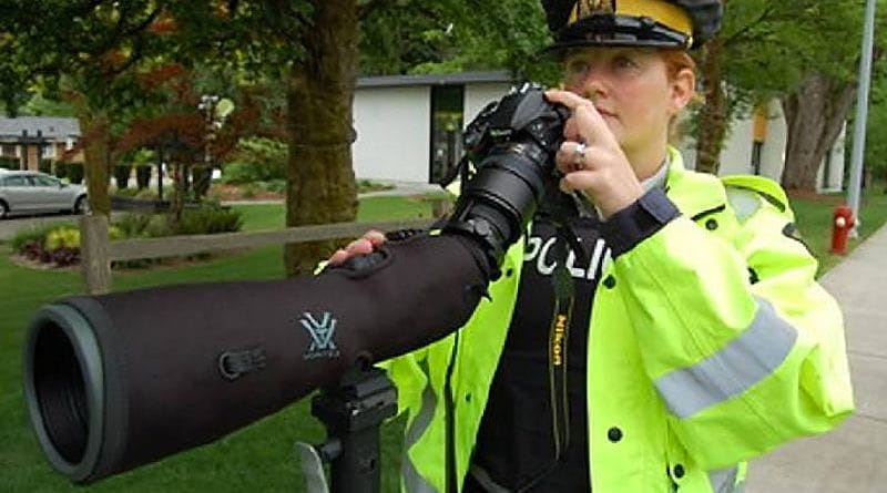 پلیس رانندگان پیامک‌باز را با تلسکوپ به دام می‌اندازد+ عکس