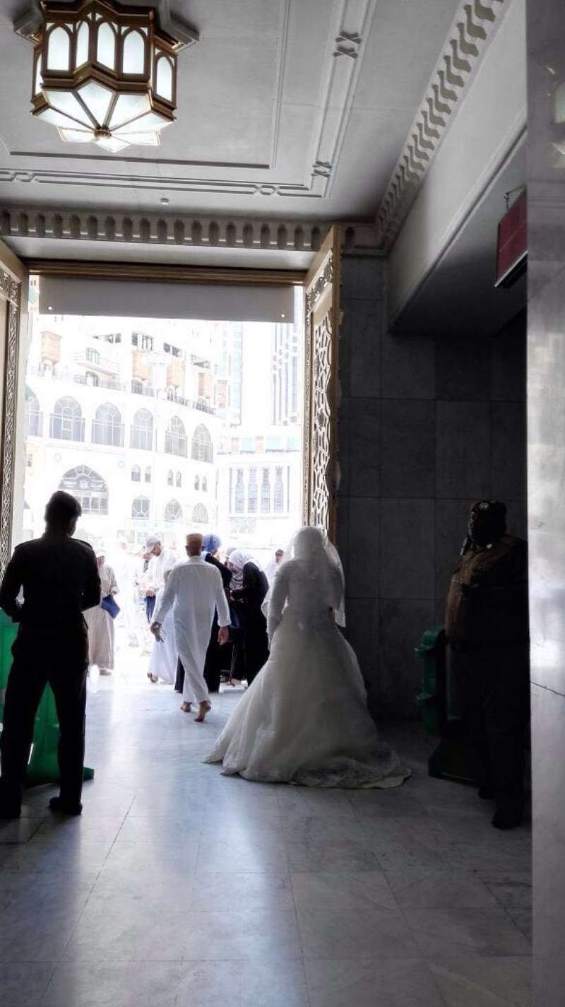 دختری که با لباس عروسی پشت درهای مسجد الحرام ماند+ تصاویر