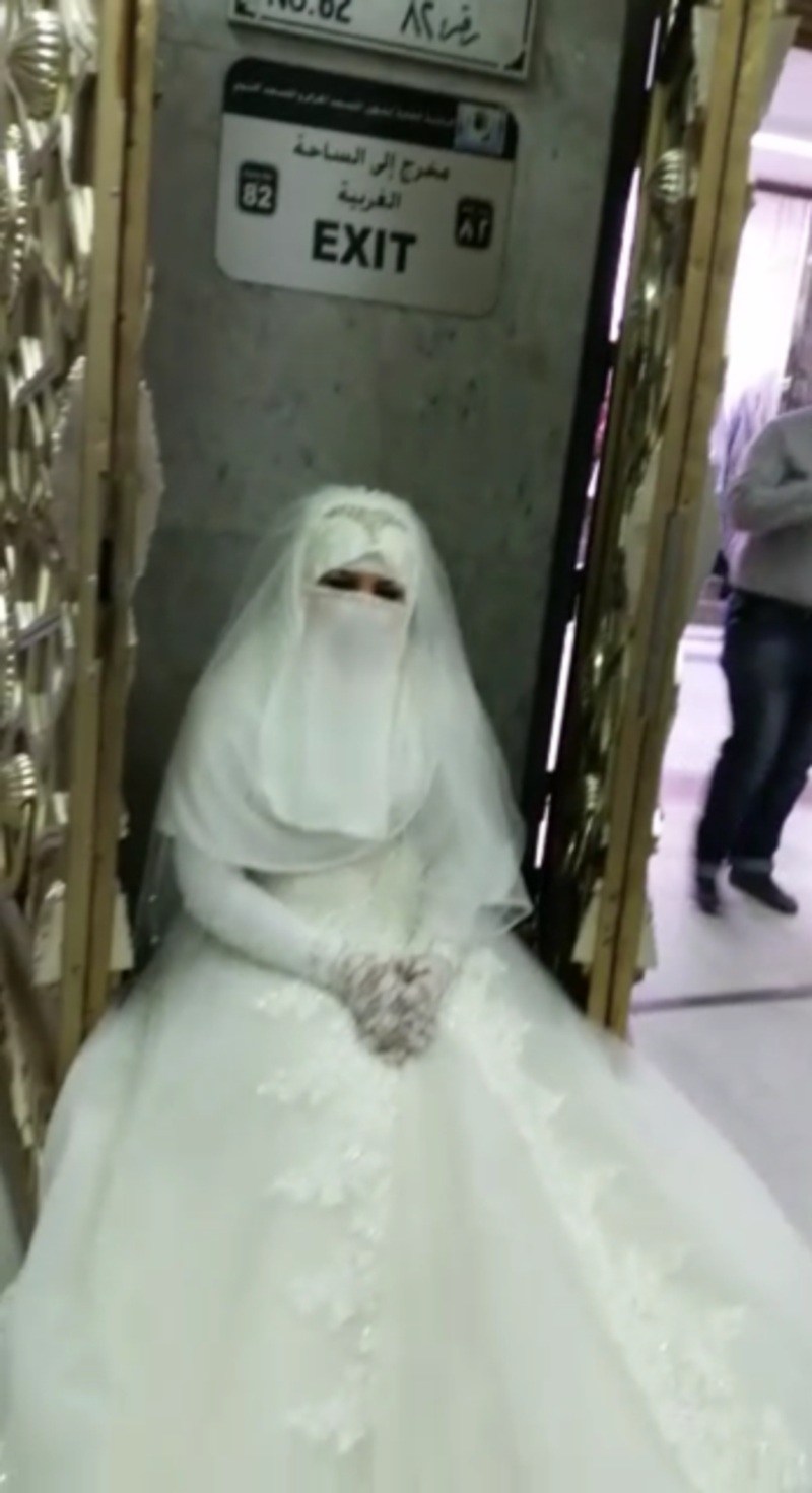 دختری که با لباس عروسی پشت درهای مسجد الحرام ماند+ تصاویر