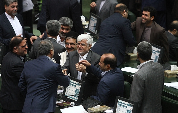 منتخبان تهران در انتخاب رئیس مجلس به چه‌کسی رای می‌دهند؟