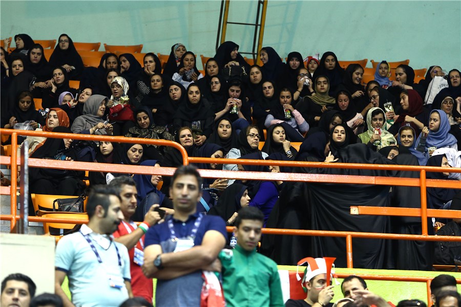 بانوان ایرانی به استادیوم آزادی راه پیدا کردند+تصاویر