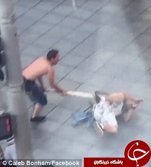حمله وحشیانه مرد جوان به عابران پیاده +تصاویر