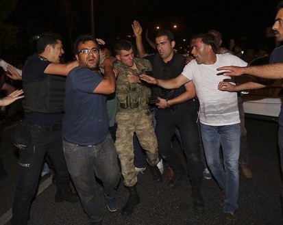 کودتای‌ناکام در ترکیه/۹۰‌کشته، ۱۱۵۴‌زخمی و ۱۵۶۳‌بازداشتی/عامل کودتا کیست؟+تصاویر