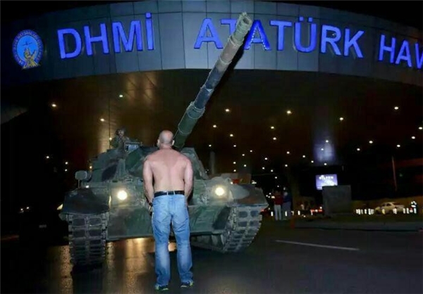 یک صحنه تاریخی از کودتای ترکیه +تصاویر