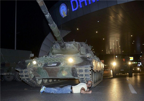یک صحنه تاریخی از کودتای ترکیه +تصاویر