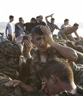 کتک زدن سربازان کودتاگر ارتش ترکیه توسط مردم +تصاویر