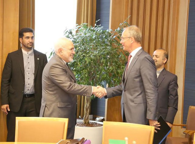 دعوت ظریف از نخست‌وزیر هلند برای سفر به ایران+تصاویر