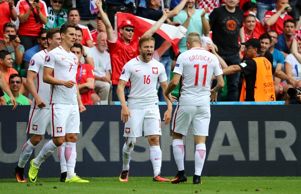 برتری لهستان برابر سوئیس در نیمه نخست