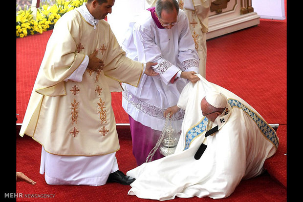 عکس/ زمین خوردن پاپ فرانسیس