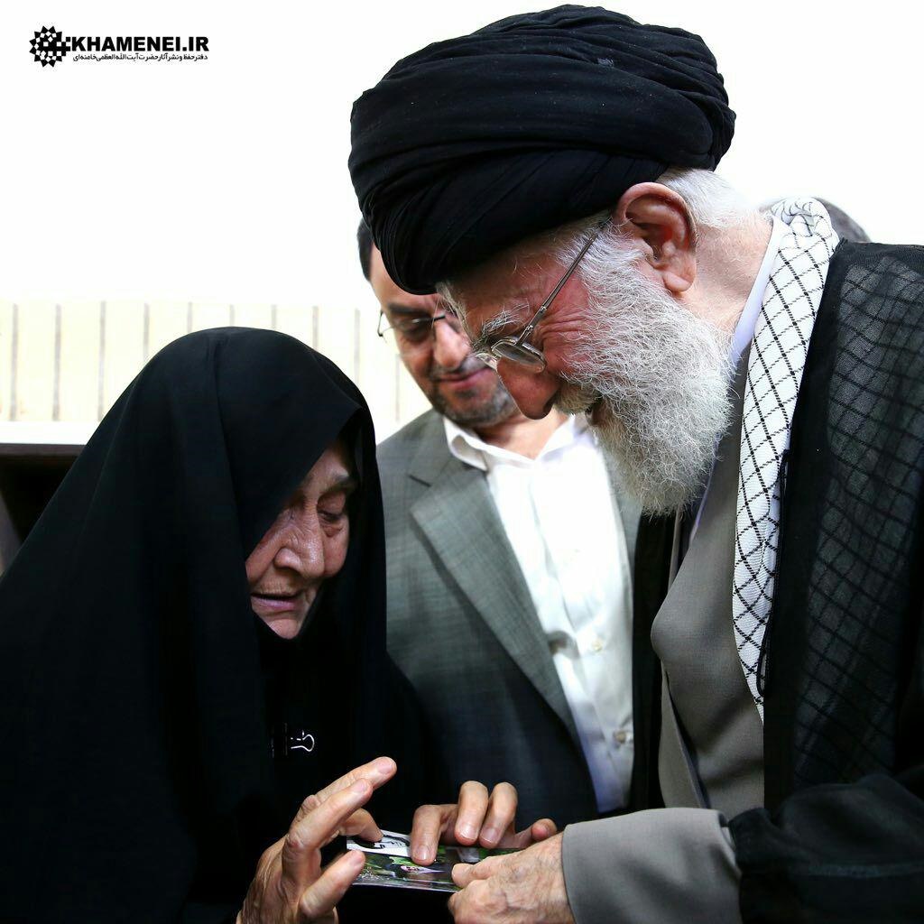 تصویر ویژه از دیدار مادر شهید با رهبر انقلاب/عک