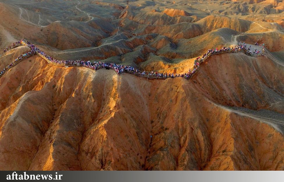 عکس/ عبور از پلی بر فراز قله ها