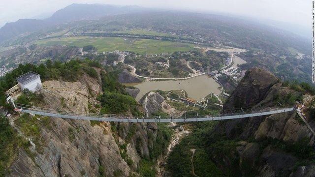 افتتاح طولانی‌ترین و مرتفع‌ترین پل شیشه‌ای جهان +عکس