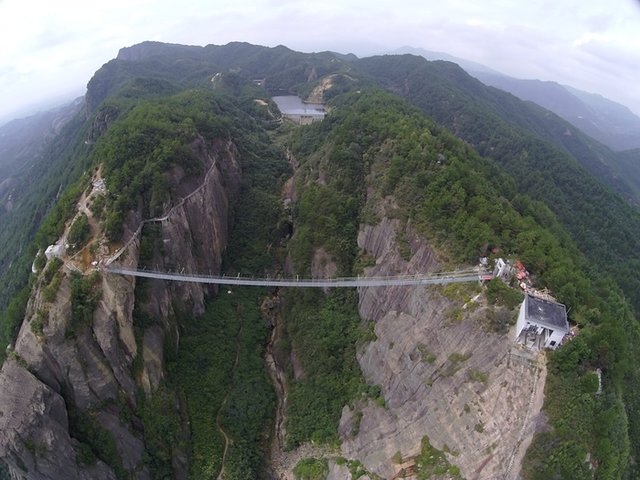 افتتاح طولانی‌ترین و مرتفع‌ترین پل شیشه‌ای جهان+تصاویر