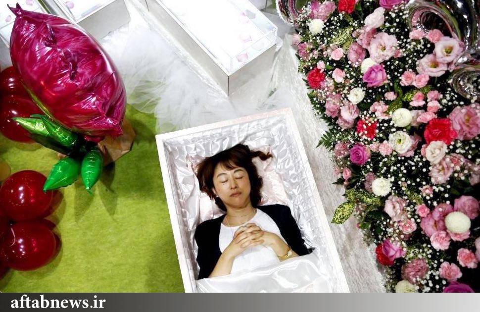 تبليغ مراسم تدفين در ژاپن/عکس