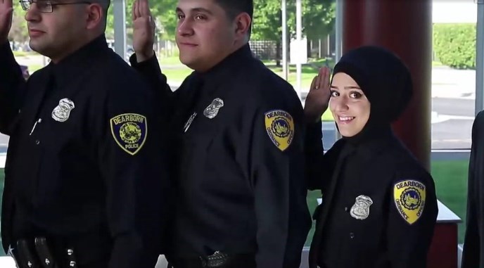 آغاز‌به‌کار نخستین پلیس زن محجبه در آمریکا+تصاویر