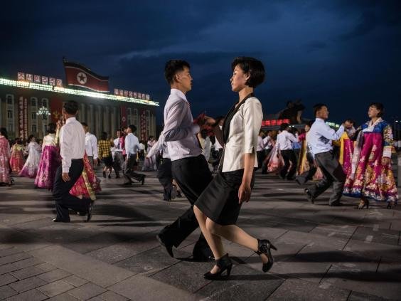 رقص و کنسرت‌ رهبر کره‌شمالی به‌مناسبت پرتاب موفق موشک+تصاویر