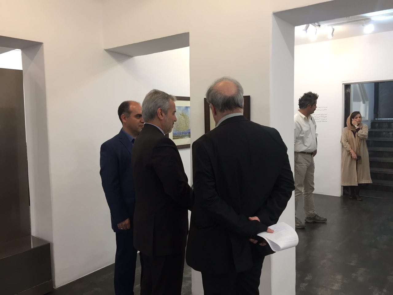 محمد باقر نوبخت از نمایشگاه نقاشی احمد وثوق بازدید کرد