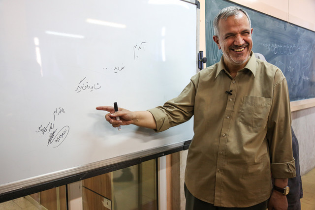 واکنش مسجدجامعی به گم شدن سنگ مزار دکتر ایرج افشار