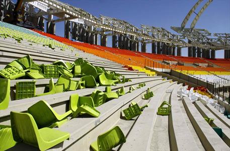 اتفاق عجیب در افتتاحیه ورزشگاه نقش جهان/ باد صندلی‌ها را برد+عکس