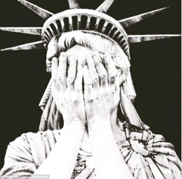 ابراز ناراحتی ریحانا و جسیکا آلبا از پیروزی ترامپ با انتشار مجسمه آزادی گریان