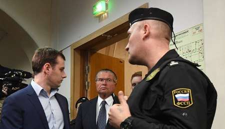 پوتین وزیر بازداشت شده را برکنار کرد