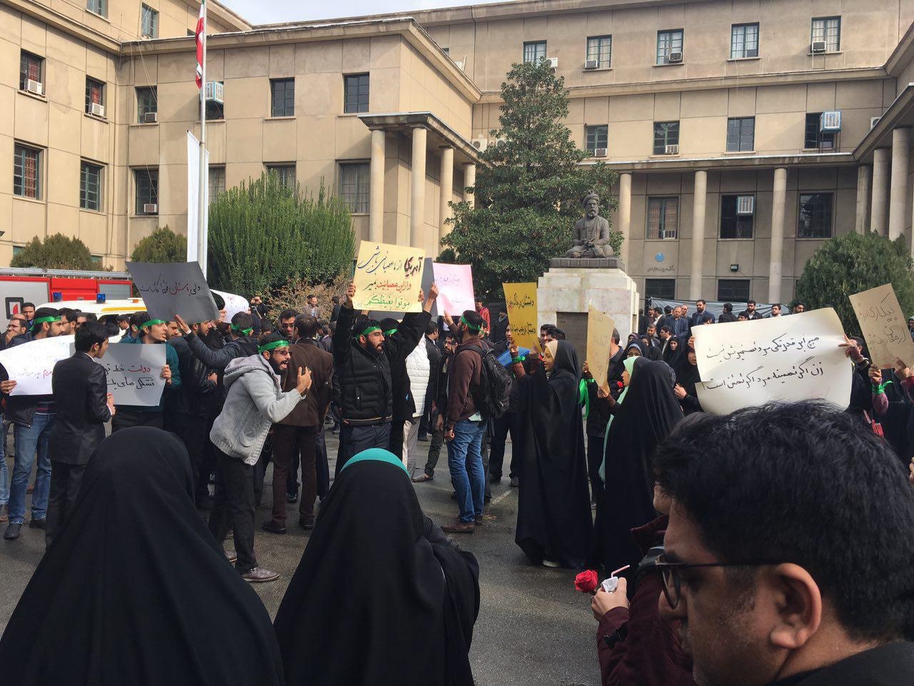 عکس/ تجمع دلواپسان در دانشگاه تهران/ سربندهای سبز و شعارهای ضددولت