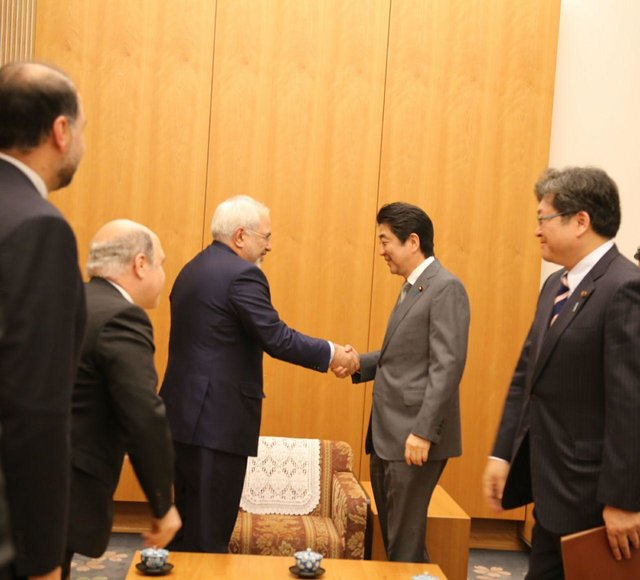 دیدار و گفت‌وگوی ظریف با نخست‌وزیر ژاپن+تصاویر