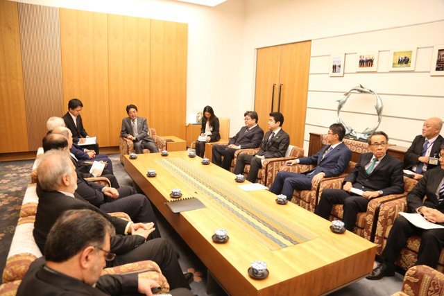 دیدار و گفت‌وگوی ظریف با نخست‌وزیر ژاپن+تصاویر