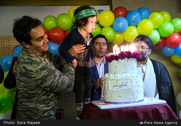 حضور پوریا پورسرخ در جشن تولد کودکان شهدای مدافع حرم+تصاویر