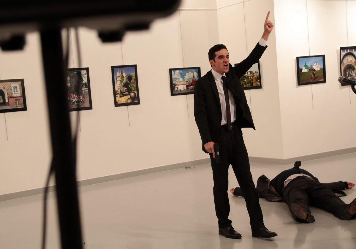 سفیر روسیه در آنکارا به ضرب گلوله کشته شد+تصاویر