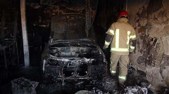 آتش در تعمیرگاه، دو خودرو را سوزاند+تصاویر