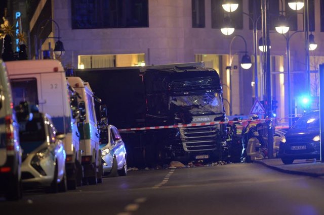 حمله با کامیون به مردم در بازار کریسمس برلین/آمار اولیه؛ بیش از 60 کشته و زخمی/یک نفر بازداشت شد+فیلم و تصاویر