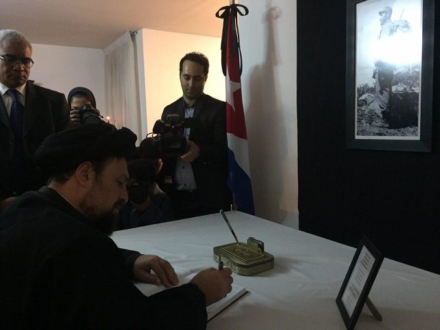 سیدحسن خمینی دفتر یادبود کاسترو را امضا کرد