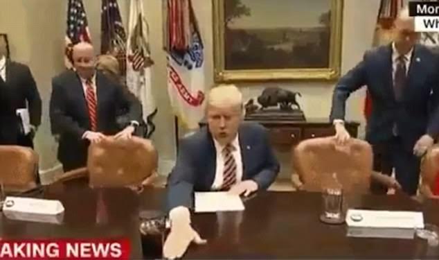 وسواس ترامپ در مرتب کردن دوباره وسایل روی میز