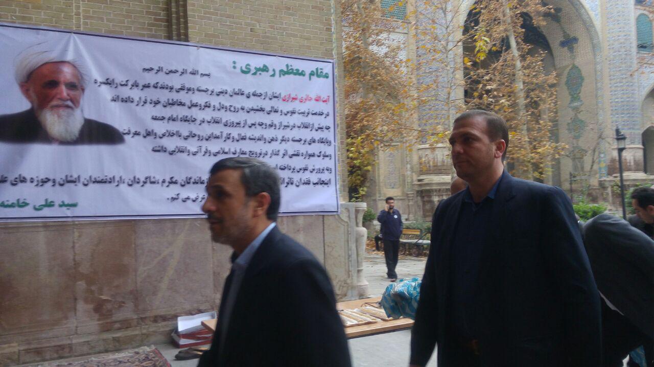 عکس/ حضور احمدی‌نژاد در مراسم ترحیم آیت‌الله حائری شیرازی