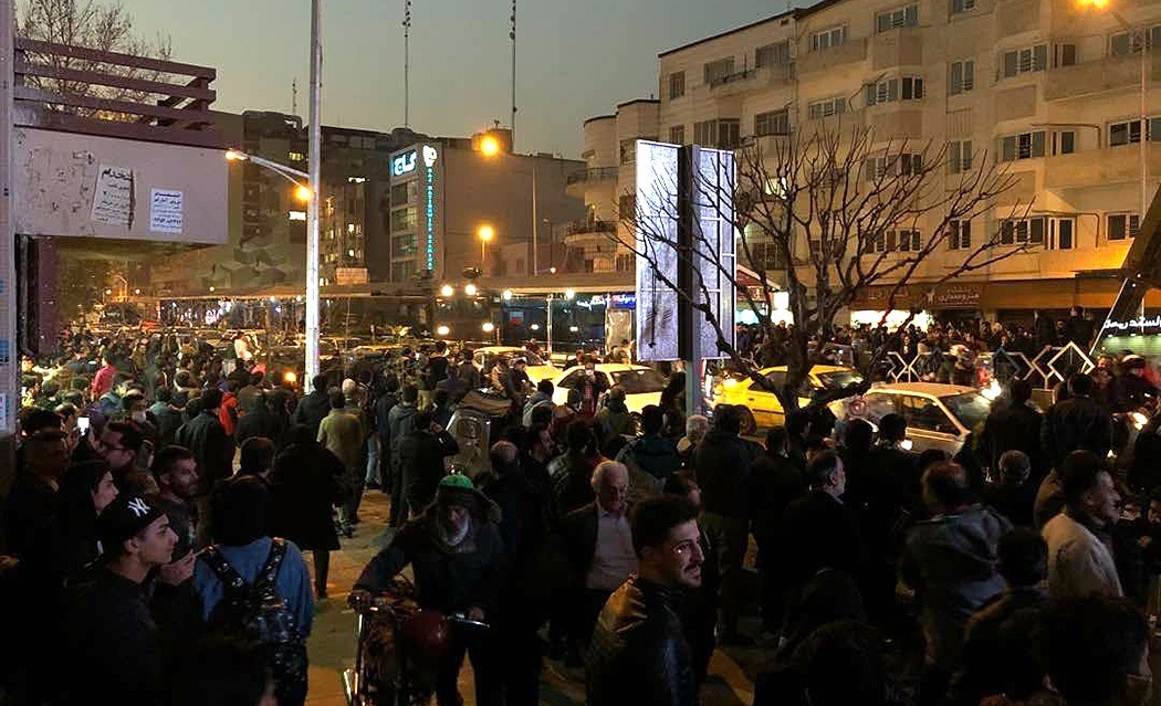 تجمعات پراکنده دیروز در خیابان انقلاب و چهارراه ولیعصر + عکس