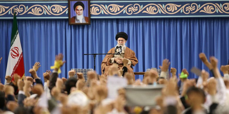 رهبر انقلاب: بی‌عقل‌ها از یک طرف گفتند جانم فدای ایران، از یک طرف پرچم ایران را آتش زدند!